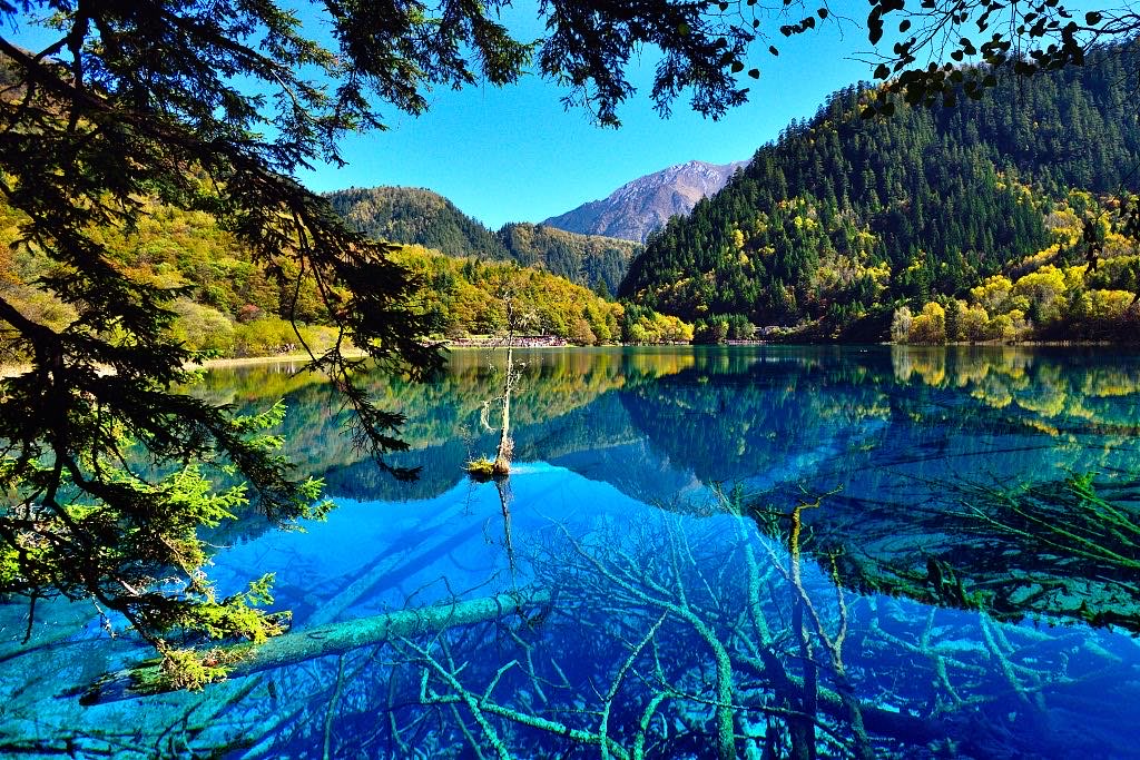 Jiuzhaigou turquoise lake